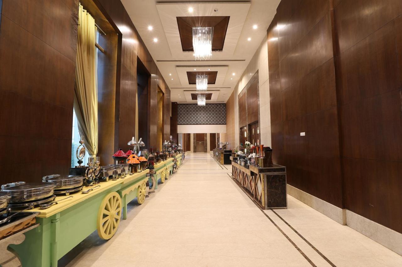Tivoli Royal Palace Janauli Extérieur photo