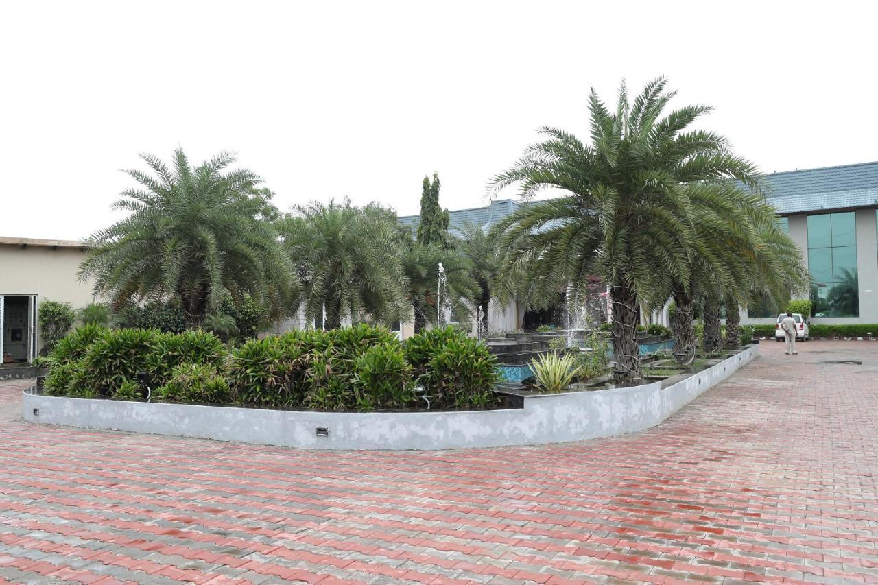Tivoli Royal Palace Janauli Extérieur photo