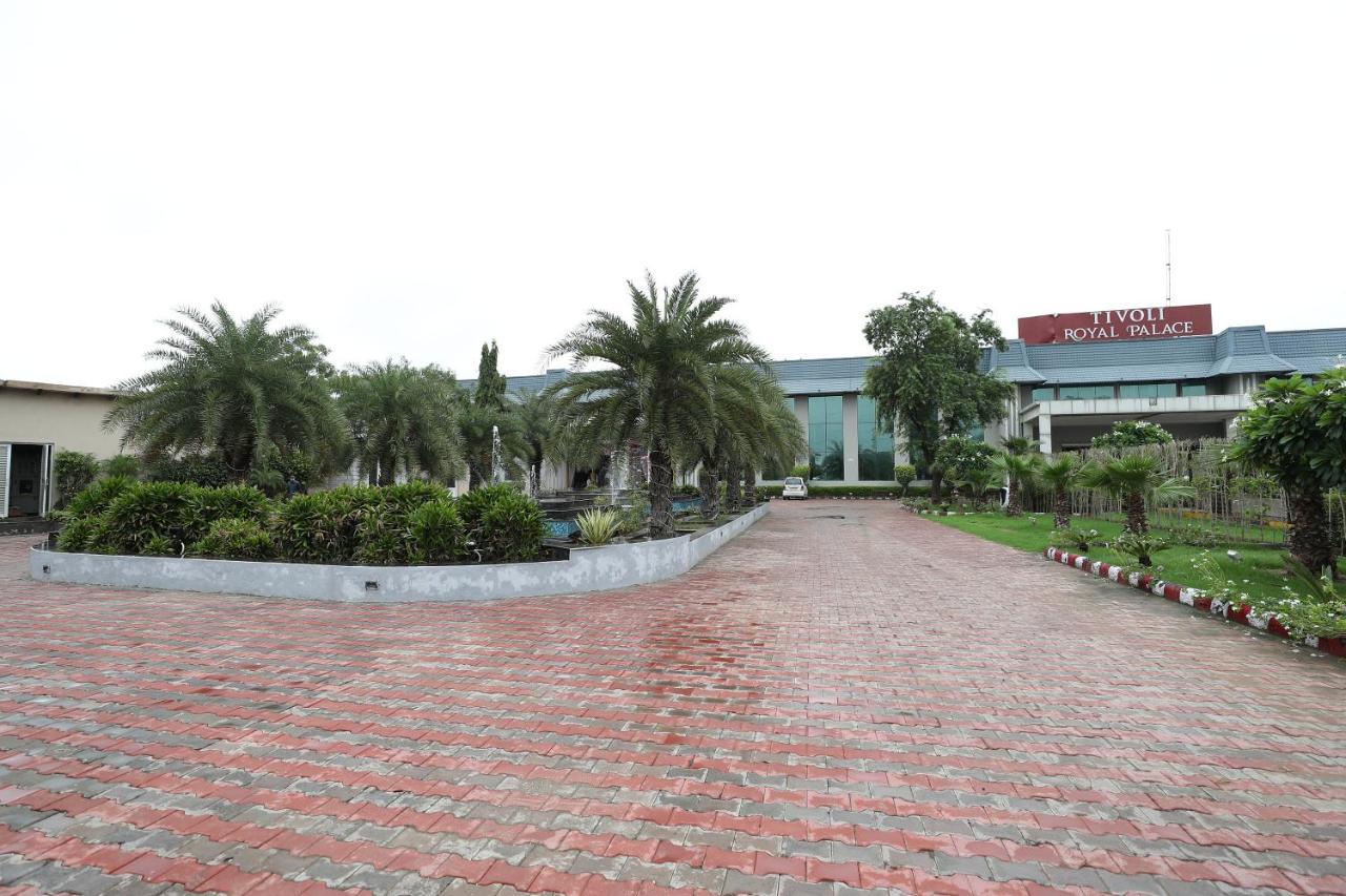 Tivoli Royal Palace Janauli Extérieur photo