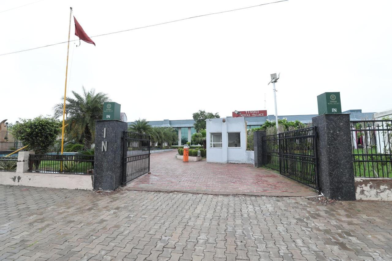 Tivoli Royal Palace Janauli Extérieur photo
